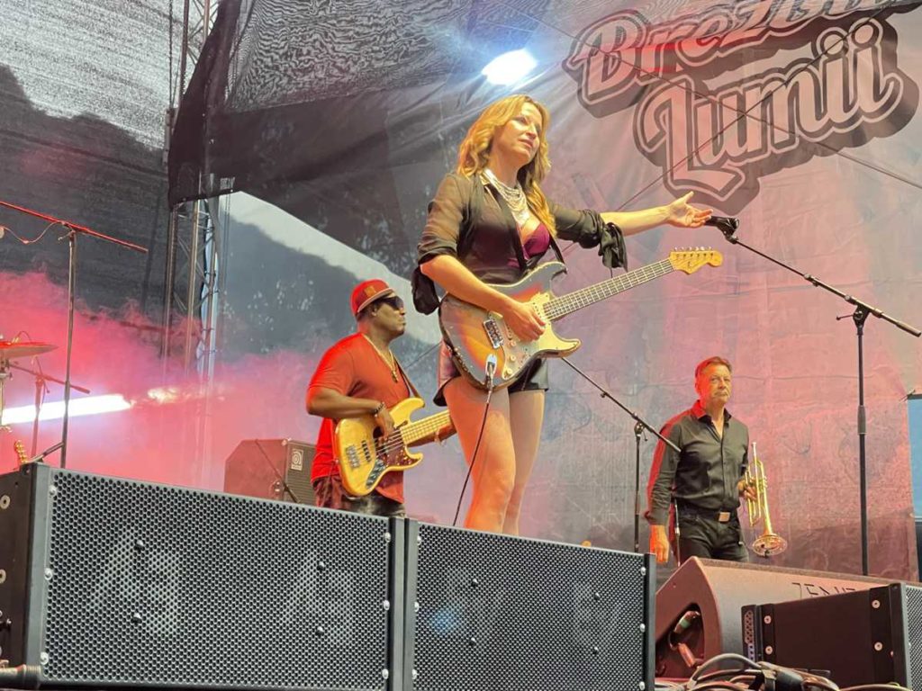 Ana Popovic and her band